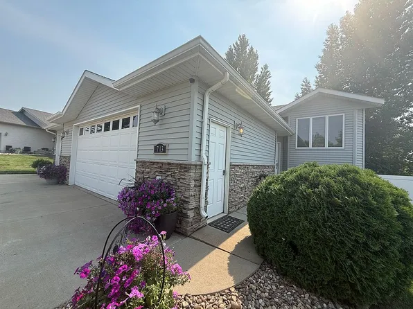743 Shinagle Dr, Dickinson, ND 58601