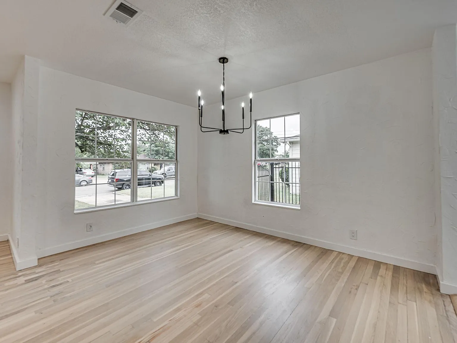 5 bed, 2024 sqft, $3,295 — Photo 4