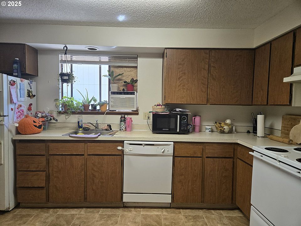 2nd image of 2082-2080 NE Darby St