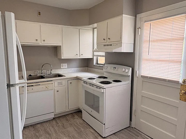 1263 S James Rd — Photo 9