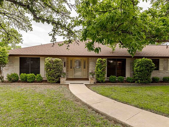 2nd image of 201 Spanish Oak Ln