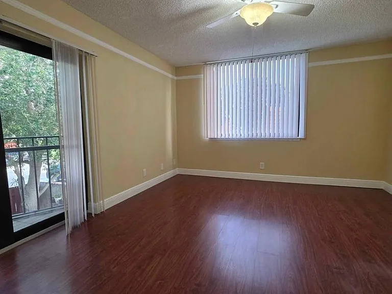 3928 Victoria Dr — Photo 15
