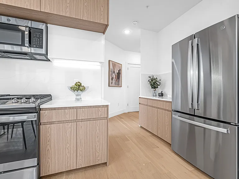 651 38th St #Penthouse 10 — Photo 10