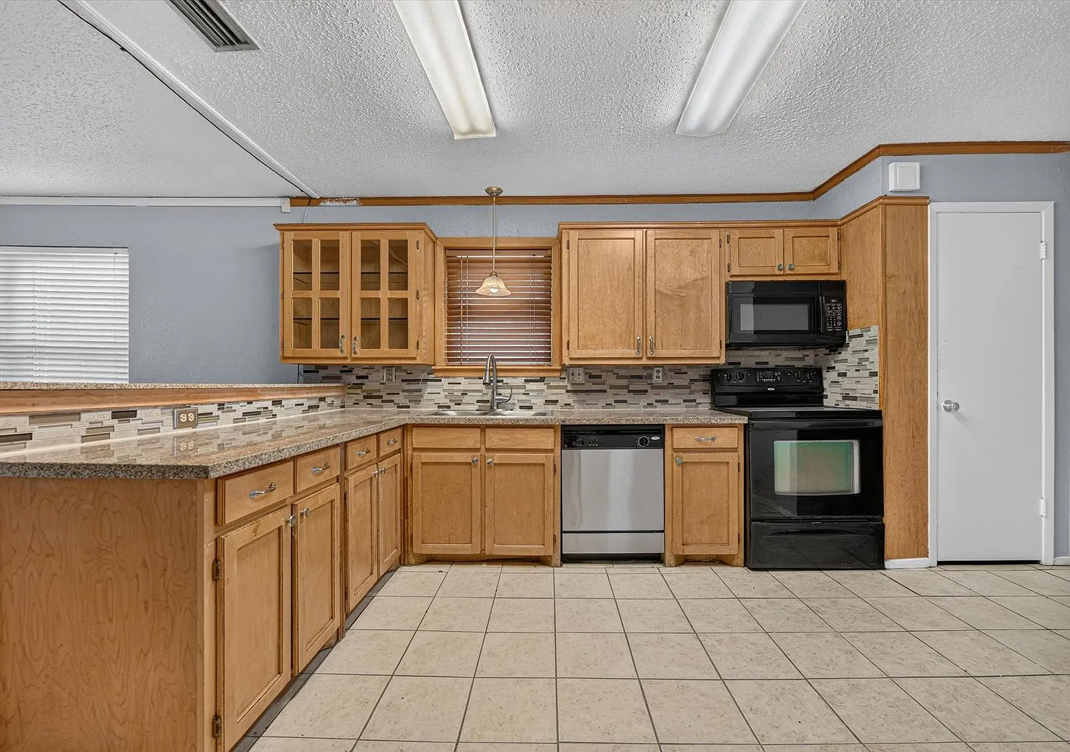 Welcoming 4/2 in Central Arlington Location — Photo 4