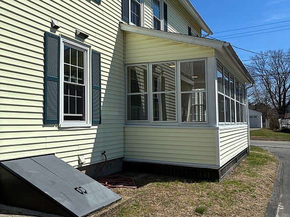4th image of 51 1/2 Hatfield St APT 2