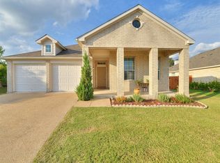 208 Hummingbird Ln, Leander, TX 78641