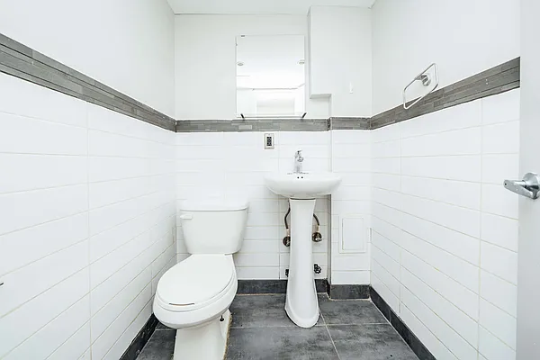 Rented by Nooklyn NYC LLC | media 18