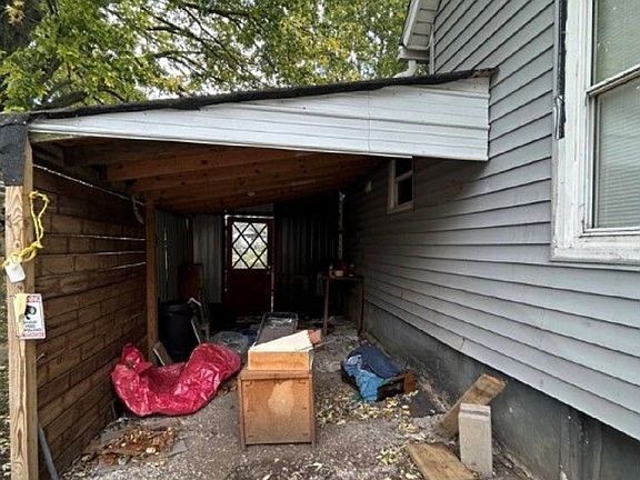 5th image of 925 W Olive St