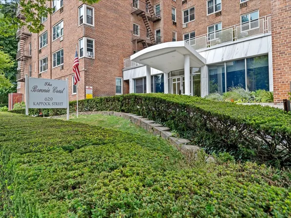 629 Kappock Street image 1 of 12