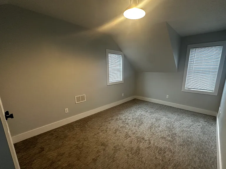 2465 Tremont Ave — Photo 16