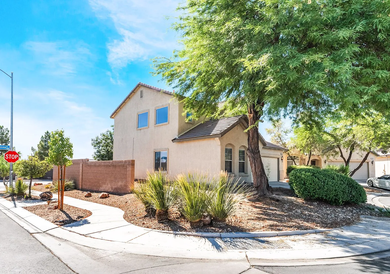You're going to love this 4 bedroom 2.5 bath! Looks and Feels Brand New! — Photo 2