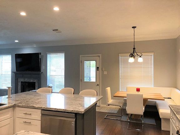 3rd image of 413 Lookout Ln