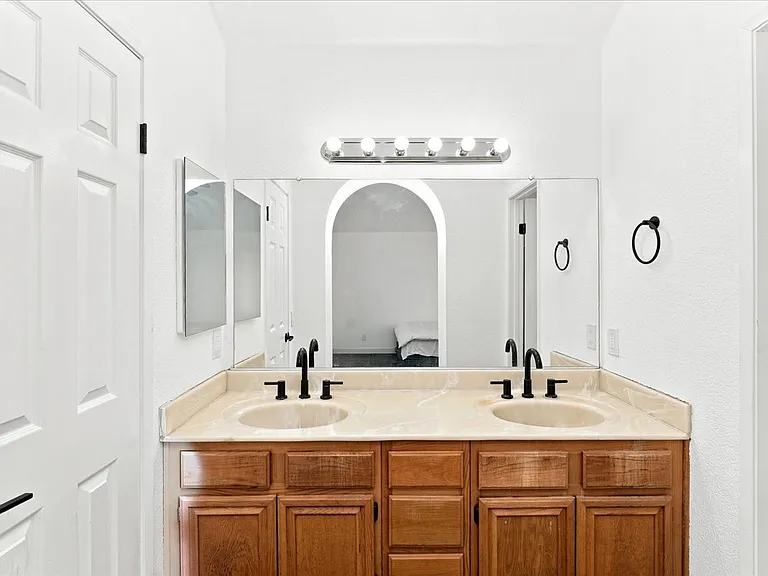 421 Yellowstone Cir — Photo 30