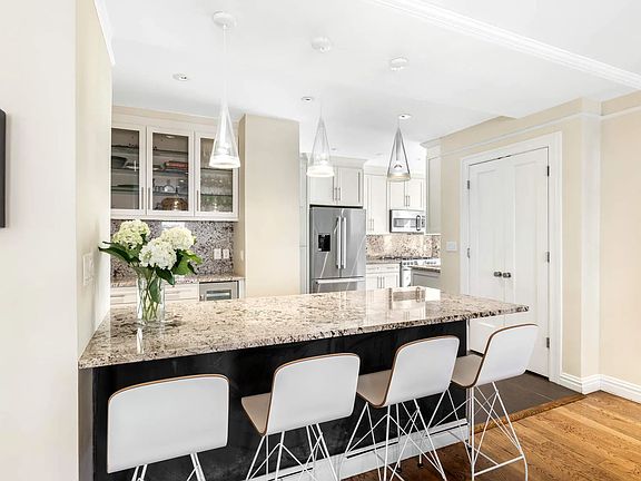 4th image of 878 W End Ave #6AB