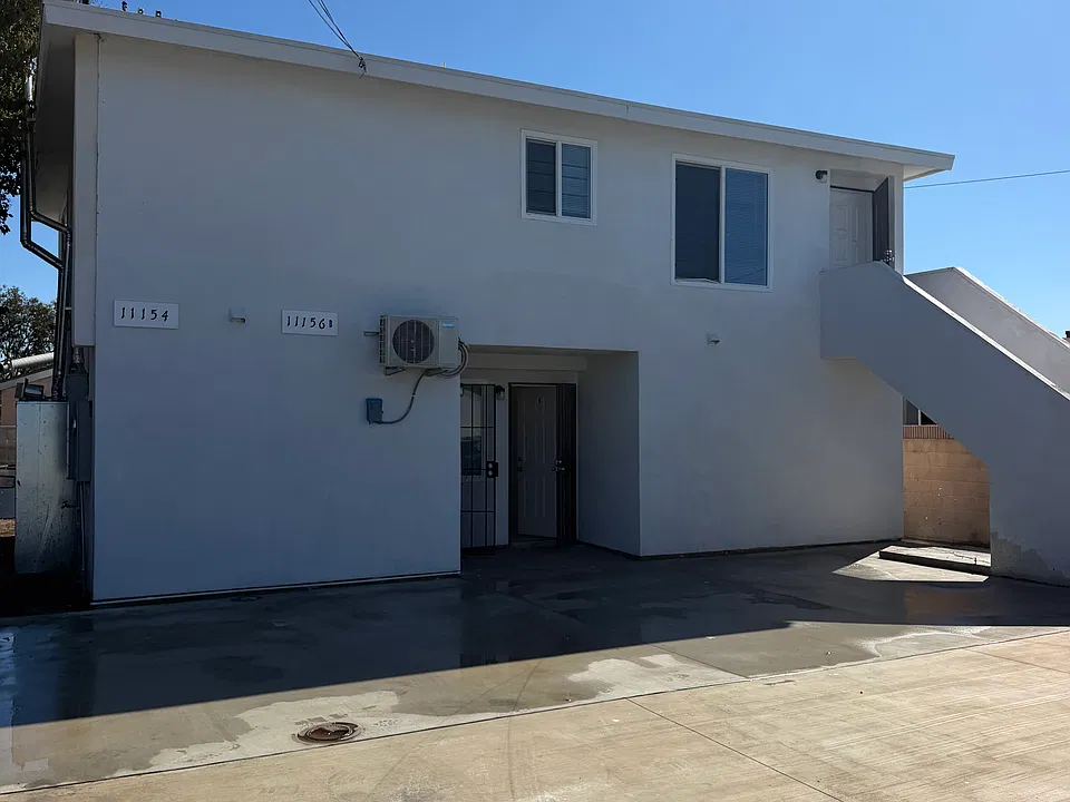 11156 S Grevillea Ave #D