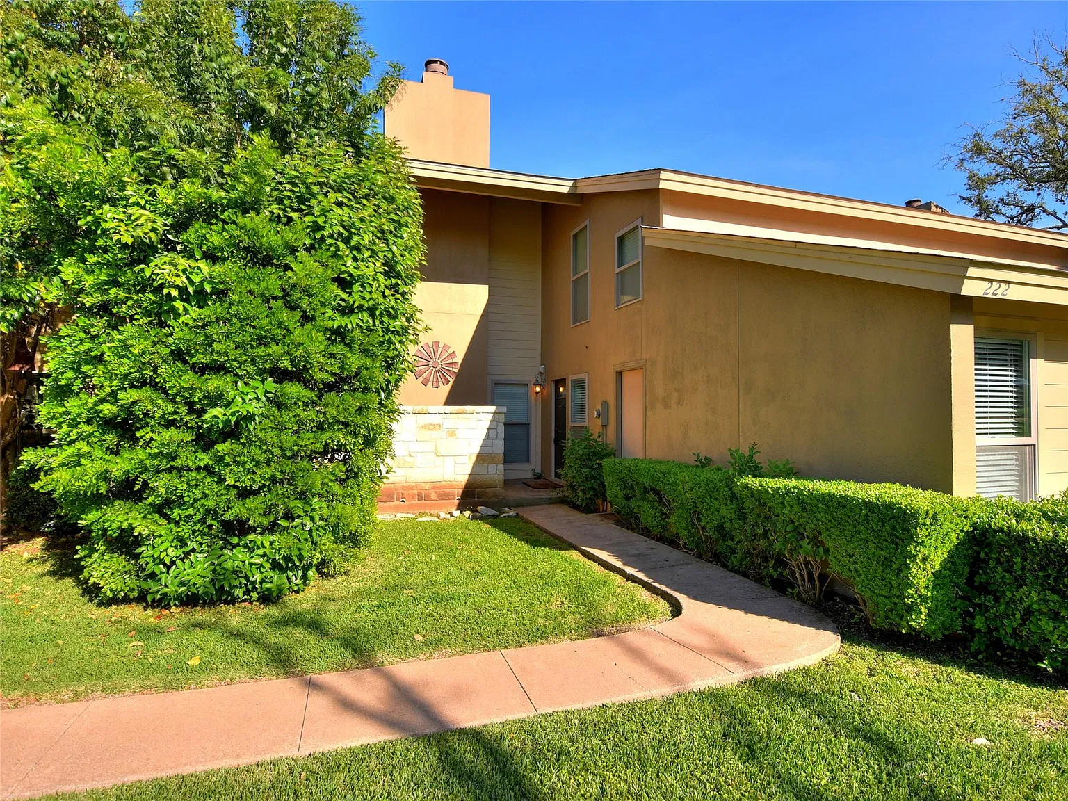 4 bed, 2.0 bath, 2130 sqft, $2,400 — Photo 3