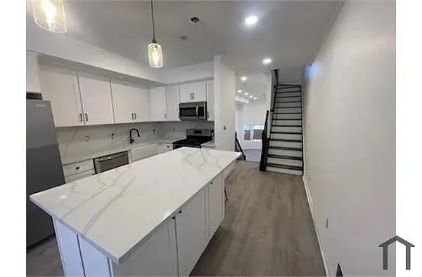 Building Photo - 18A Layton Ave #2