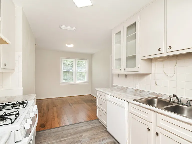 4904 Auburn Dr N — Photo 8