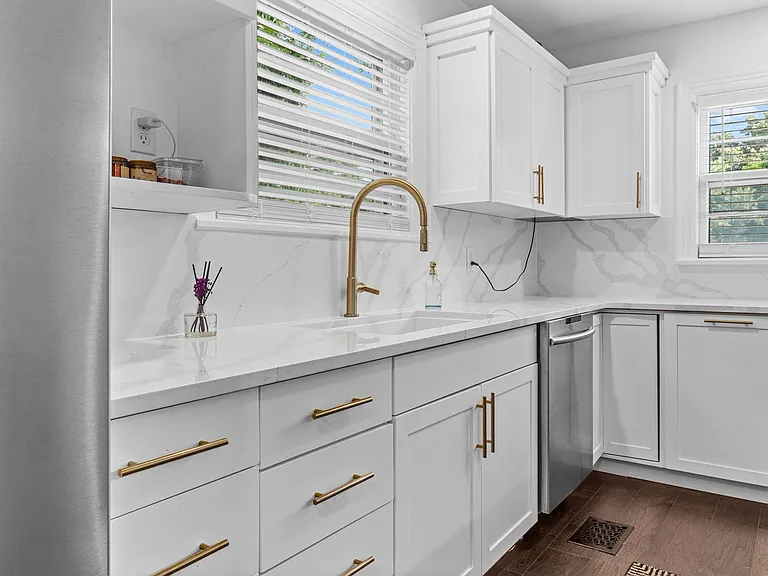 1020 W Matthews Ave — Photo 4