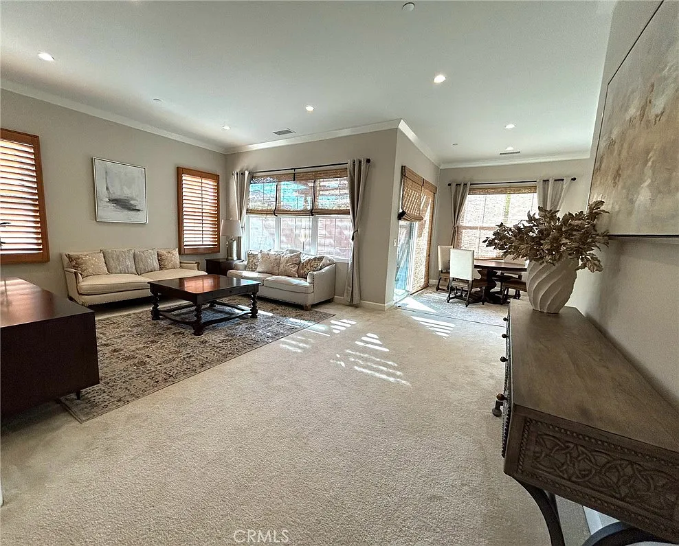 4 bed, 2217 sqft, $5,800 — Photo 3
