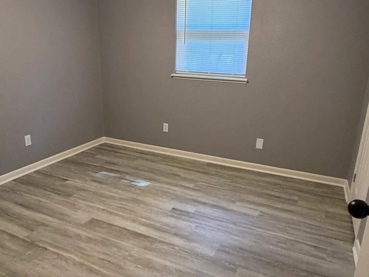 4 bed, 1.5 bath, 1300 sqft, $1,500 — Photo 2