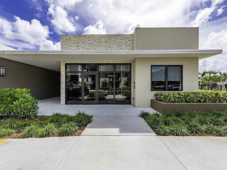 Resia Biscayne Drive — Photo 15