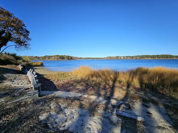 8 Woodbine Dr, West Dennis, MA 02670