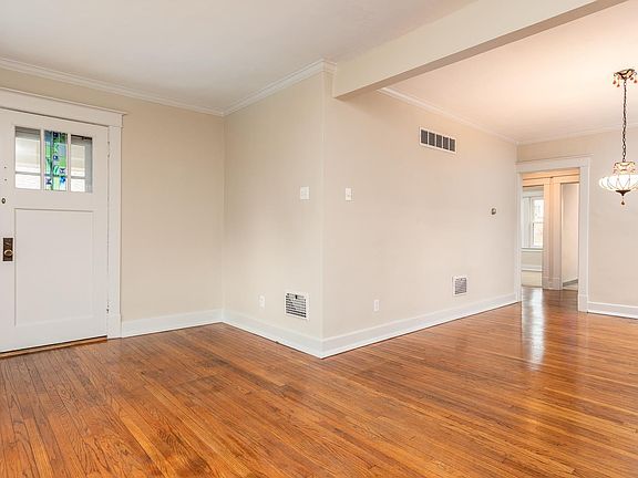 4th image of 1027 Curran Ave