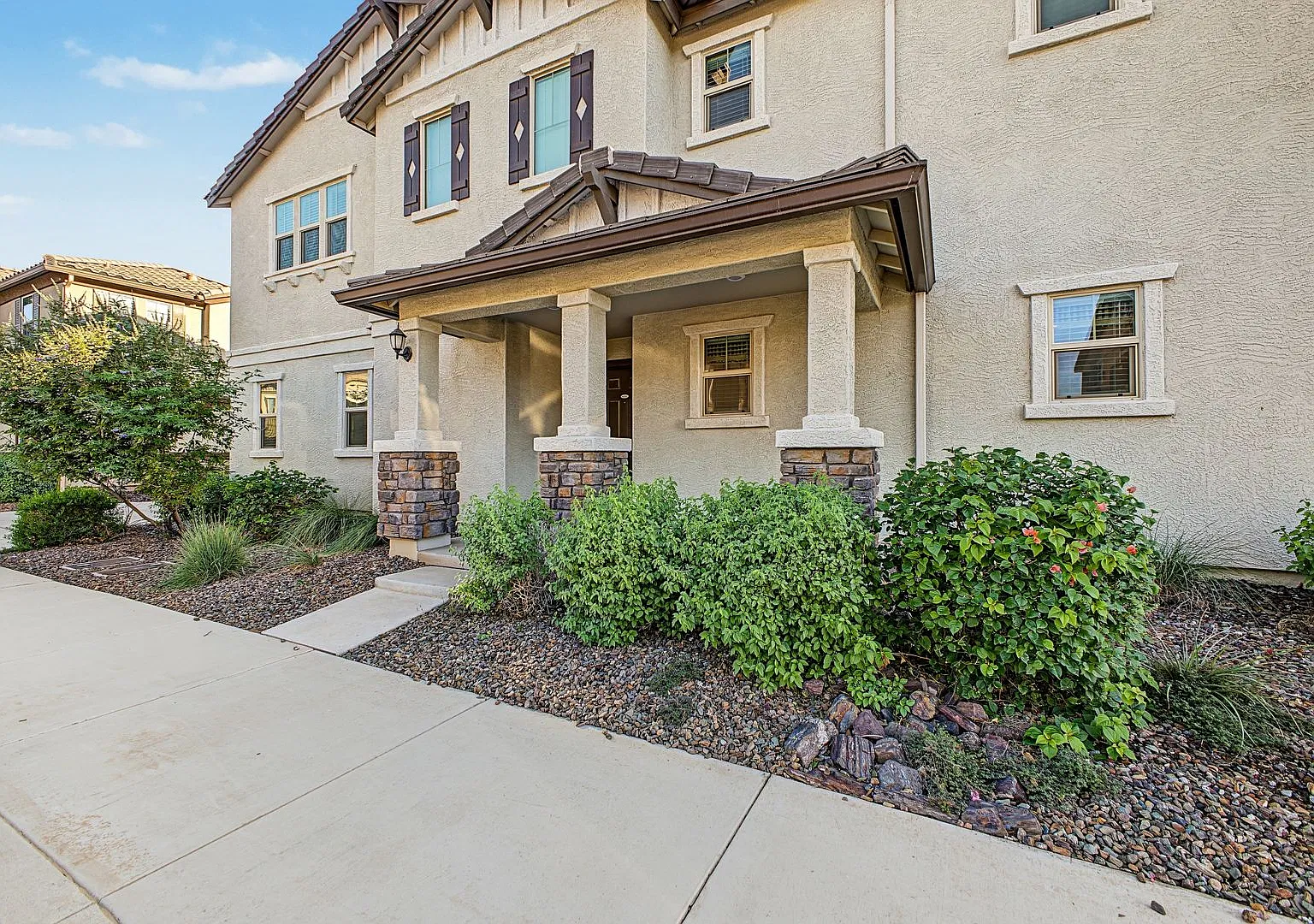 Beautiful 3-Bedroom Home with Loft, Den & Upgraded Kitchen — Photo 2