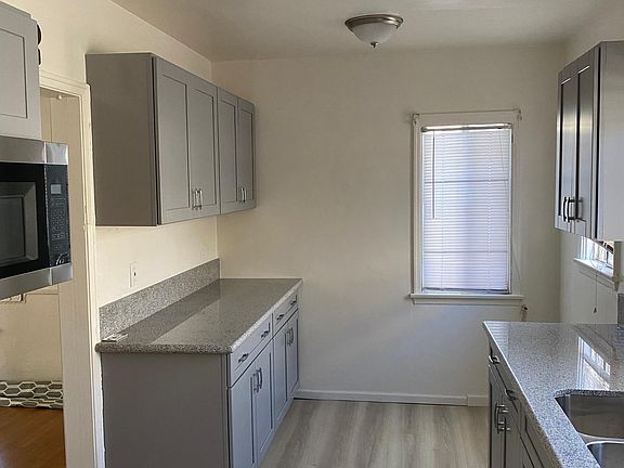 5th image of 3016 W 43rd Pl