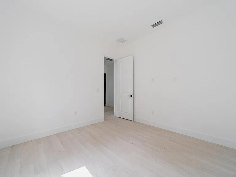 541 Ladd St — Photo 5