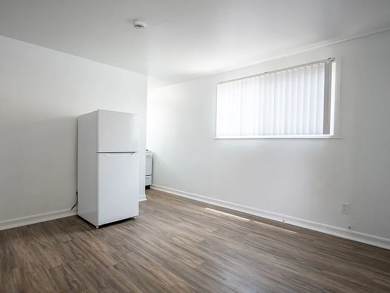 320 G St — Photo 4