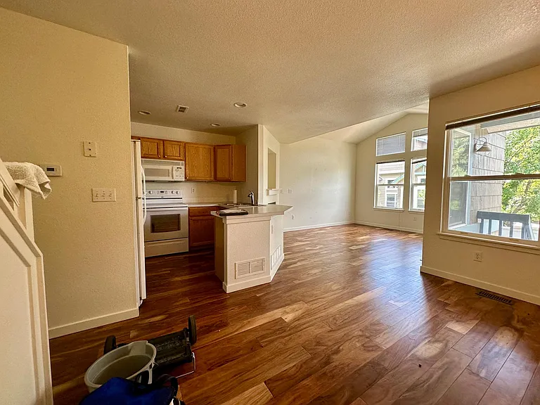 111 Rowena Pl — Photo 6