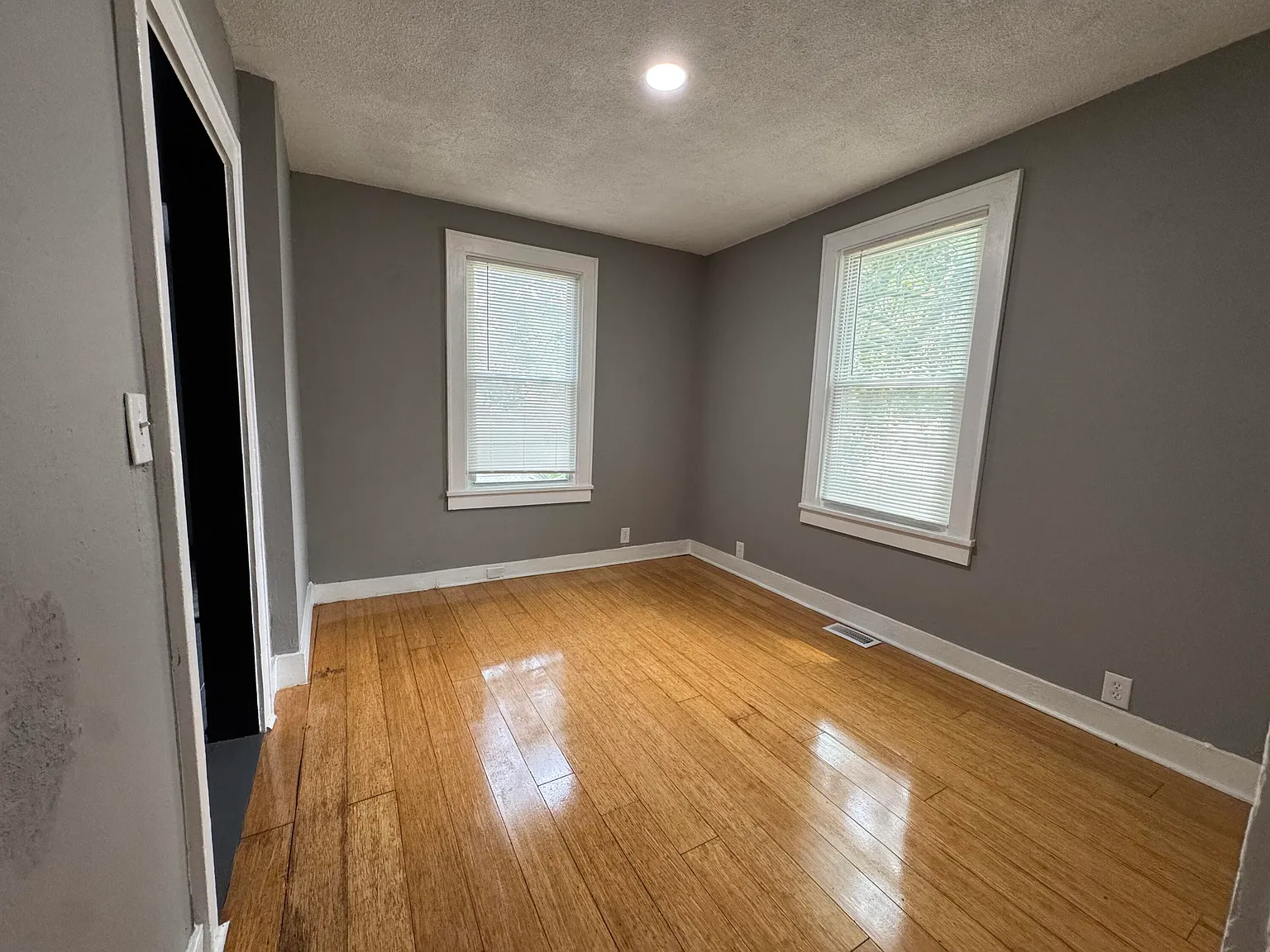 3 bed, 1.0 bath, 900 sqft, $1,950 — Photo 3