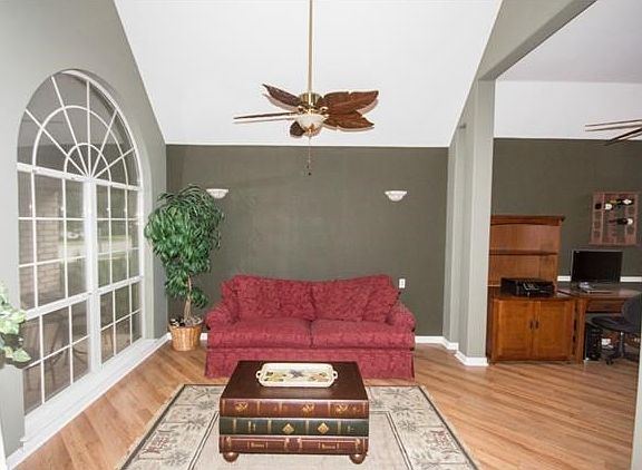 3rd image of 904 Indian Run Dr