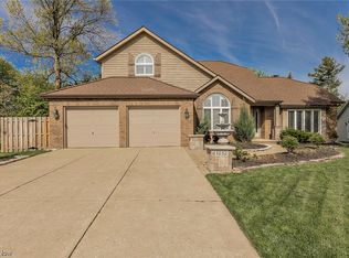 1232 Rae Rd, Lyndhurst, OH 44124
