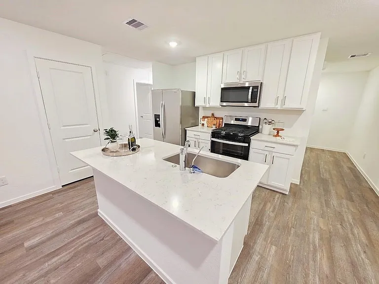 40821 Hawthorne Glades St — Photo 4