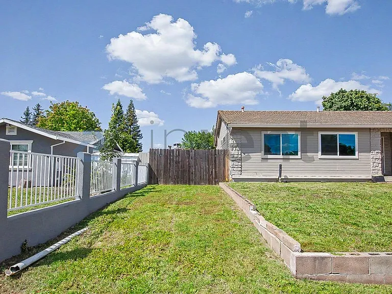 2307 N Cirby Way — Photo 4