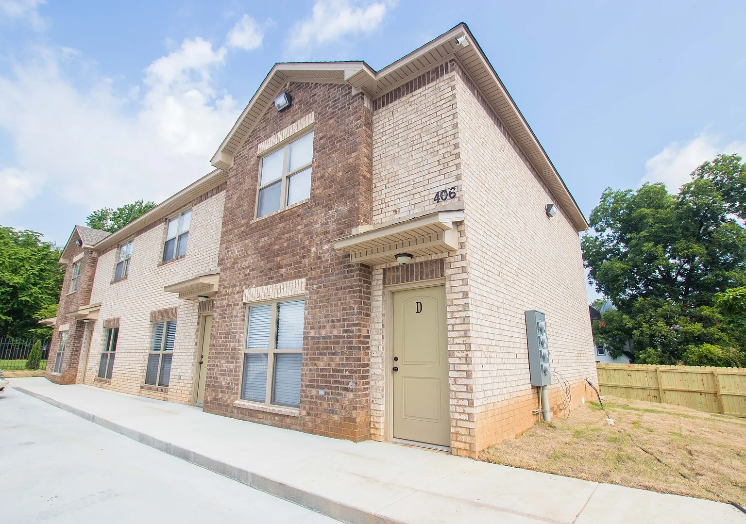 406 W Matthews — Photo 1