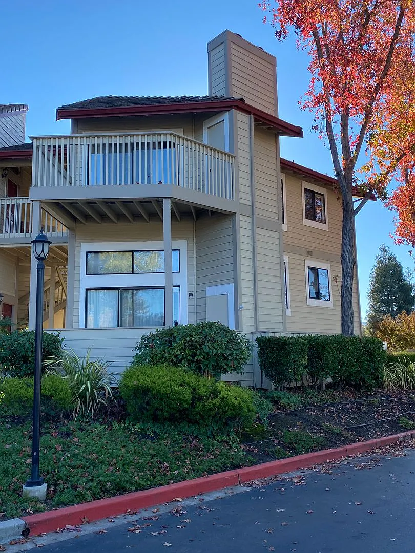 Pleasanton 1 Bed, 1 Bath, Townhouse upstairs unit, Kitchen w/Granite Counters, Close to Downtown! — Photo 1