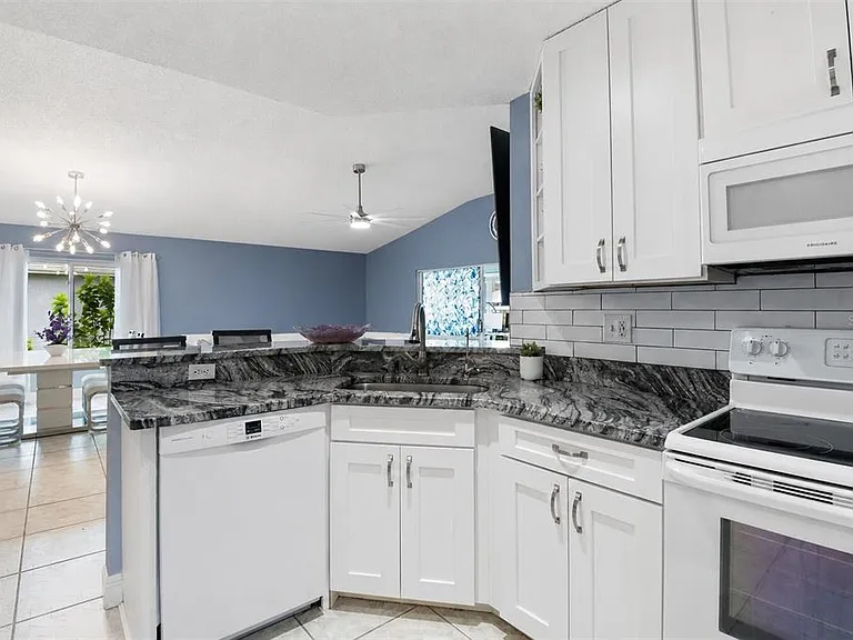 713 Manchester Woods Dr — Photo 20