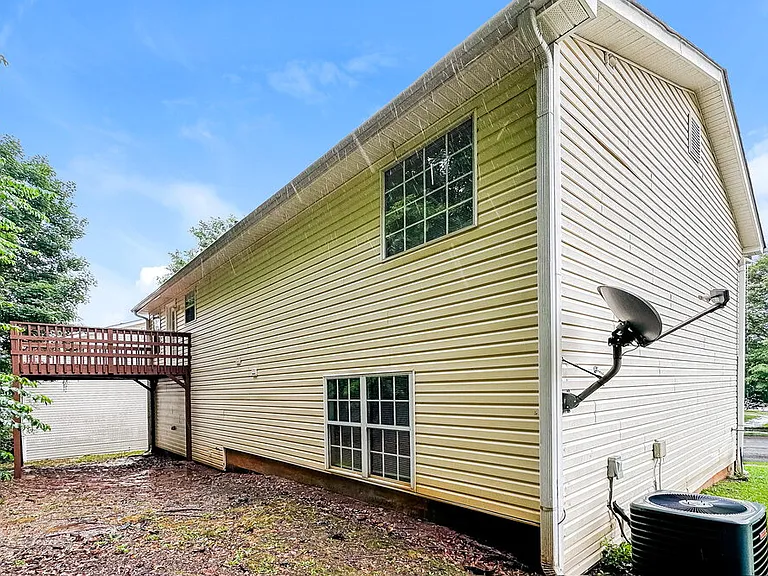 1974 Oak Terrace Dr SE — Photo 17