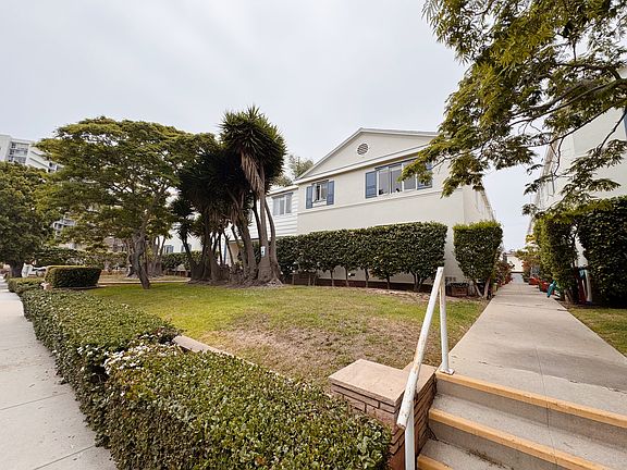 2nd image of 201 San Vicente Blvd #8d1870462