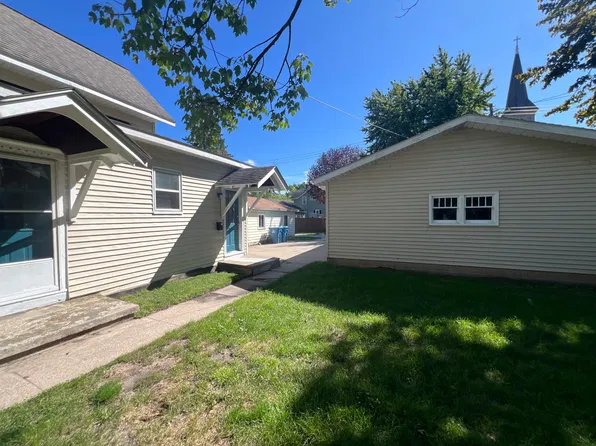 369 4th St, Manistee, MI 49660