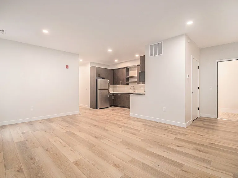 300 E 13th St — Photo 3