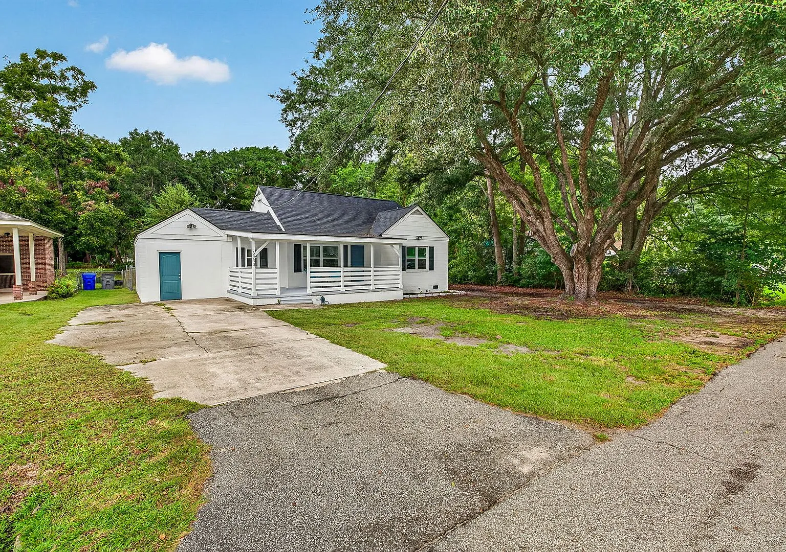 Spacious Living Near Downtown Charleston — Photo 2