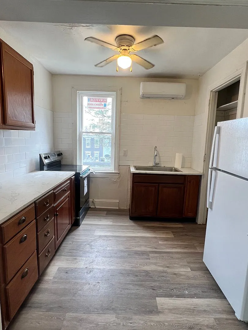 574 W Princess St — Photo 2