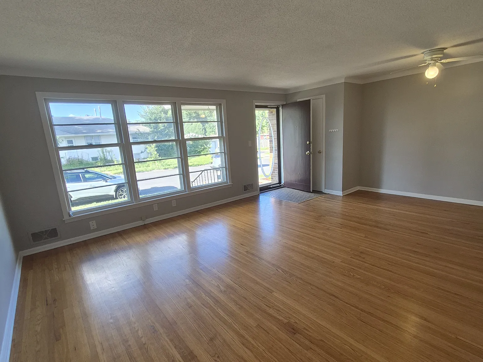 3 bed, 1920 sqft, $2,400 — Photo 2