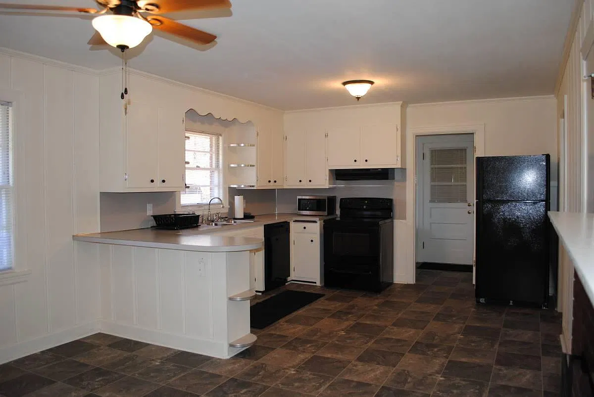 1245 Rodes Dr — Photo 2