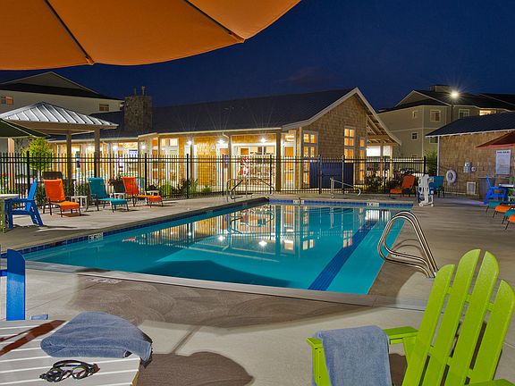 Community - Shimmering Pool